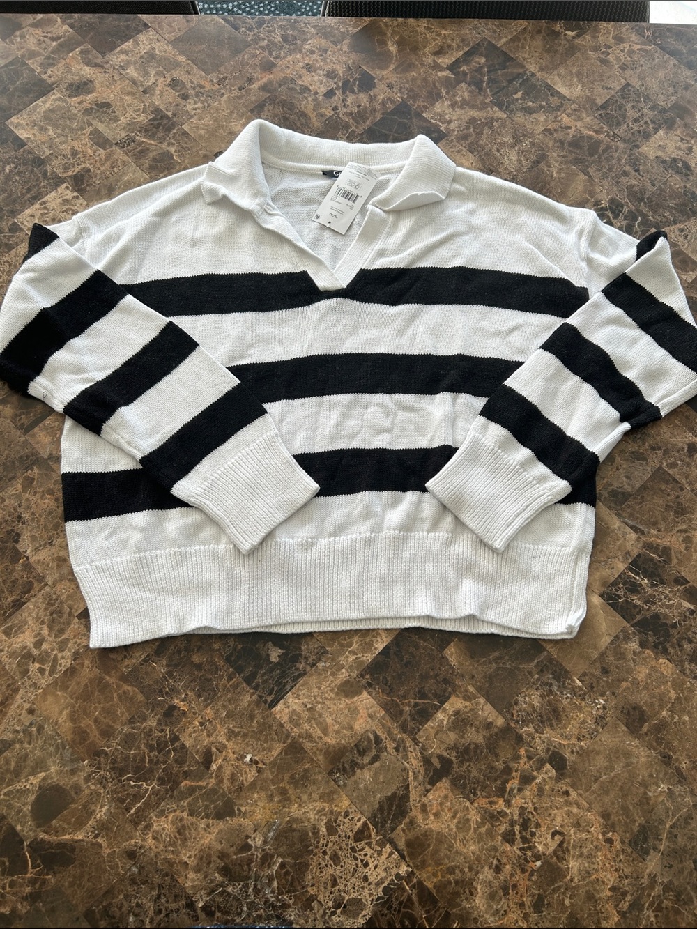 NWT 🆕 Women’s Classic Black & White Striped V-Neck Sweater size XL